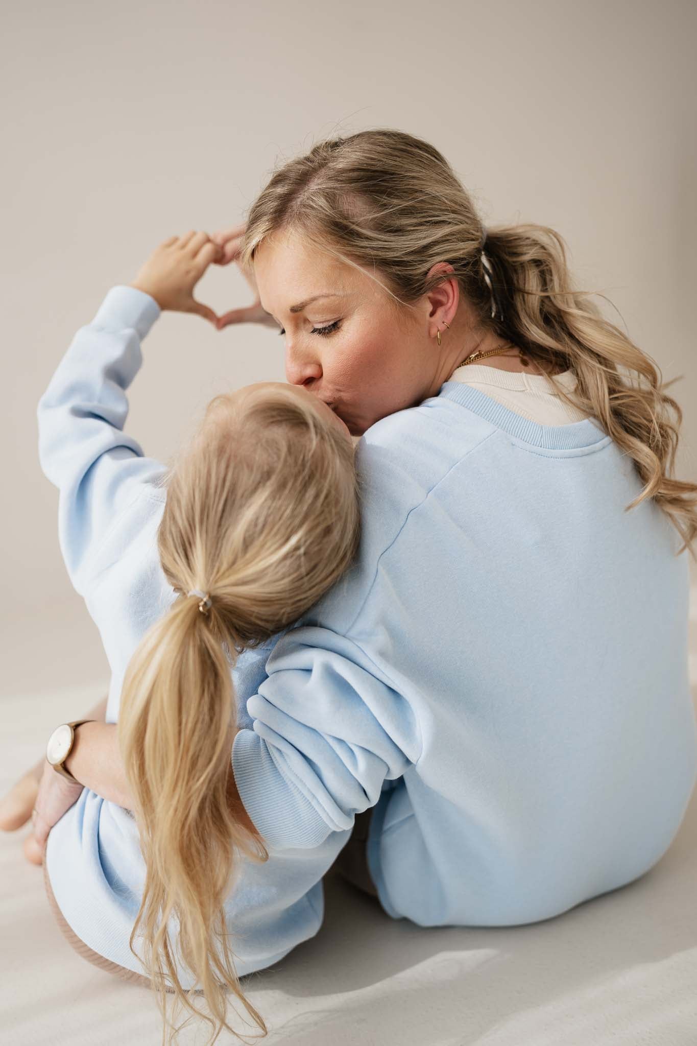 Gründerin von Maivy zusammen mit Ihrer Tochter, die ein Herz mit ihren Händen formen.